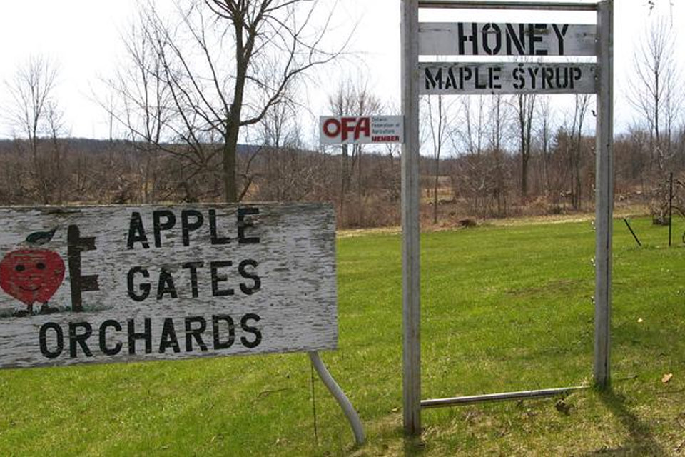 a sign for apple gates orchards.