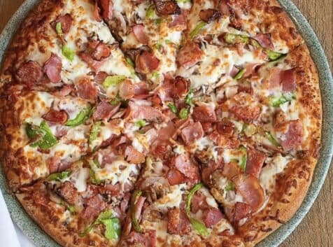 Image of a pizza from above